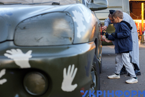 В Ужгороді діти розмалювали авто "Єлизавета ІІ" для ЗСУ