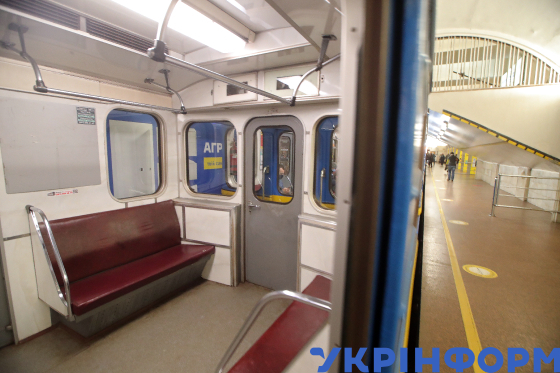 З 5 квітня проїзд у київському метро лише за спецперепустками