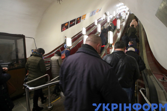З 5 квітня проїзд у київському метро лише за спецперепустками
