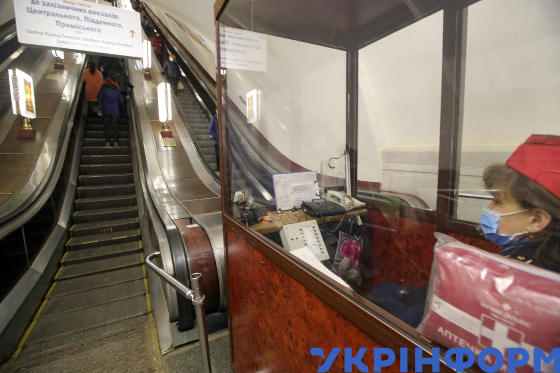 З 5 квітня проїзд у київському метро лише за спецперепустками