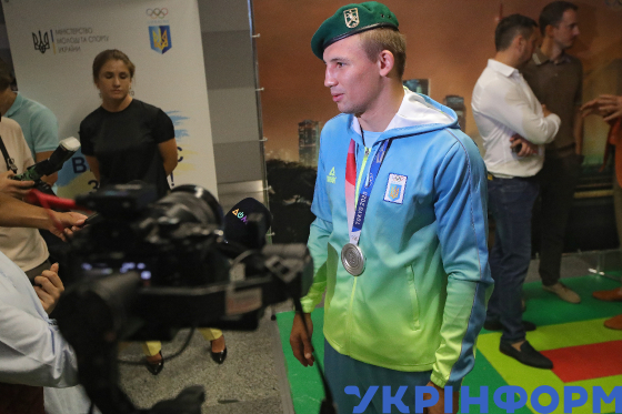 В аеропорту "Бориспіль" зустріли срібного призера Олімпіади-2020 Олександра Хижняка