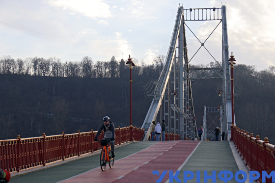 Парковий міст через Дніпро