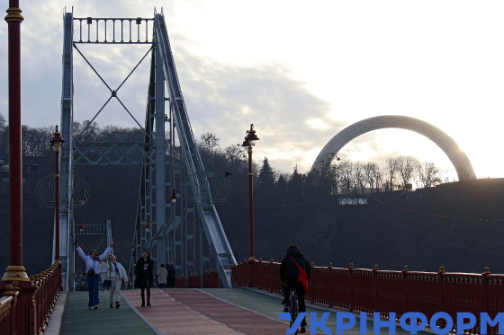 Парковий міст через Дніпро