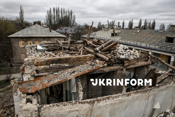 У Запоріжжі ремонтують дахи пошкоджених після обстрілів РФ будинків