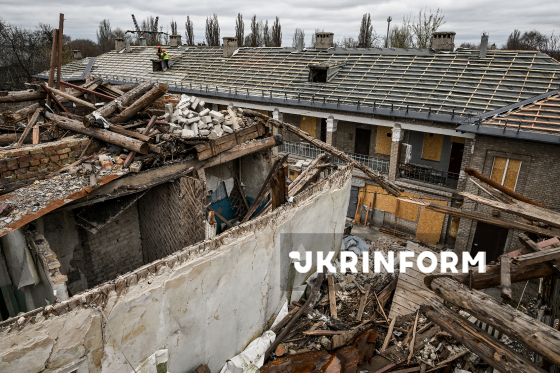 У Запоріжжі ремонтують дахи пошкоджених після обстрілів РФ будинків