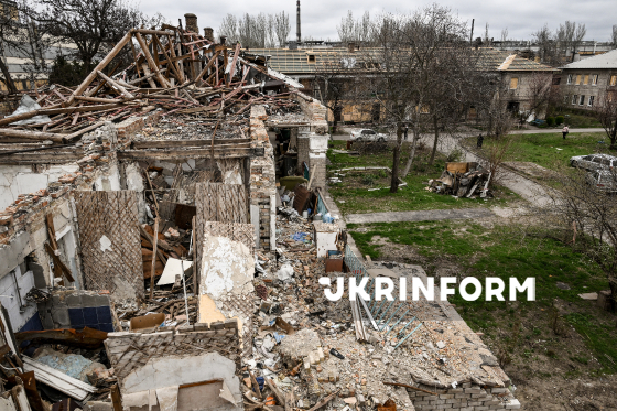 У Запоріжжі ремонтують дахи пошкоджених після обстрілів РФ будинків