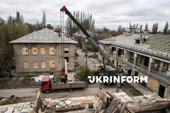 У Запоріжжі ремонтують дахи пошкоджених після обстрілів РФ будинків