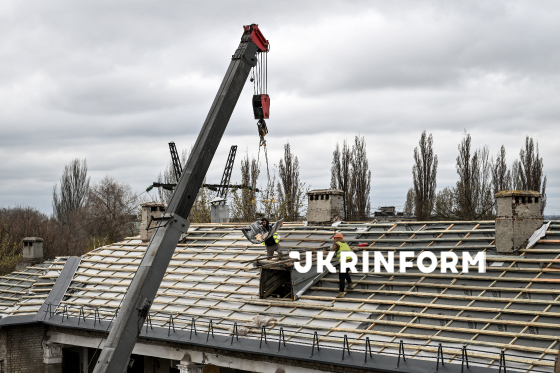 У Запоріжжі ремонтують дахи пошкоджених після обстрілів РФ будинків