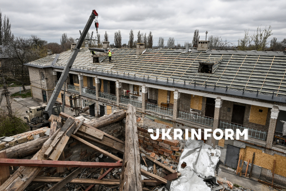 У Запоріжжі ремонтують дахи пошкоджених після обстрілів РФ будинків