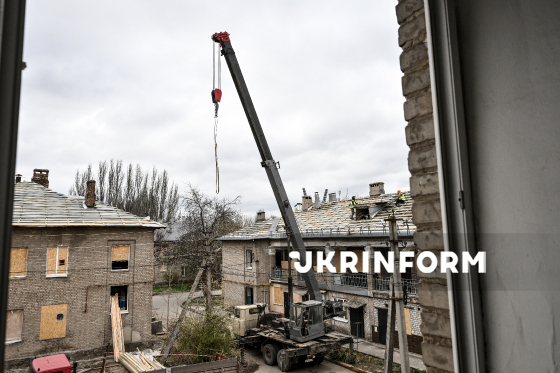 У Запоріжжі ремонтують дахи пошкоджених після обстрілів РФ будинків
