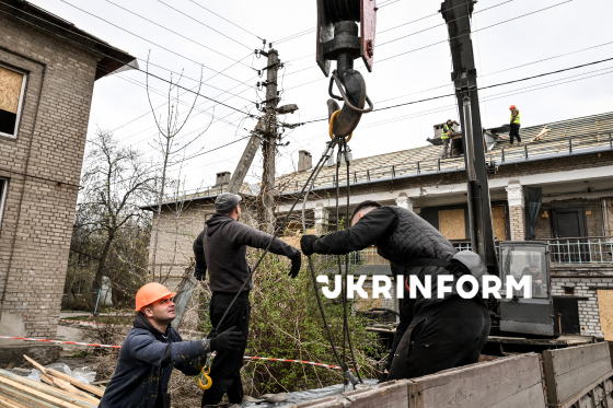 У Запоріжжі ремонтують дахи пошкоджених після обстрілів РФ будинків
