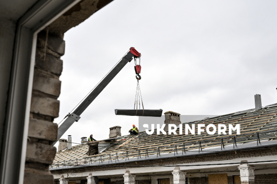 У Запоріжжі ремонтують дахи пошкоджених після обстрілів РФ будинків