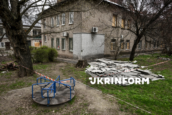 У Запоріжжі ремонтують дахи пошкоджених після обстрілів РФ будинків