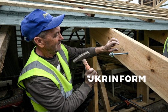 У Запоріжжі ремонтують дахи пошкоджених після обстрілів РФ будинків